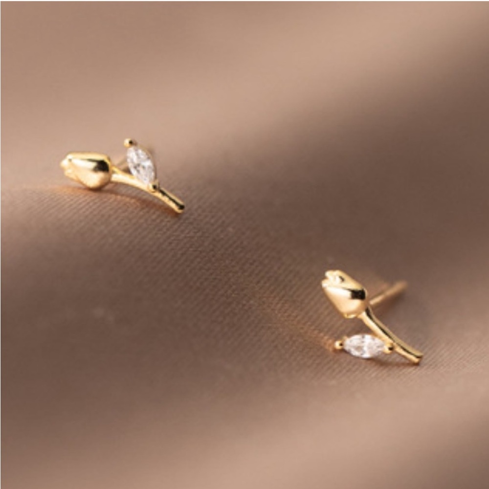 ✨HP✨ Gold Silver Tulip Rose Crystal Dainty Minimalist Stud Post Earrings - Picture 4 of 7